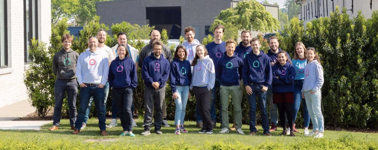 Das Hoplr-Team gemeinsam vor dem Büro