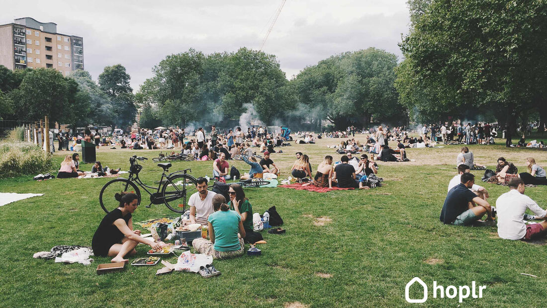 Buurtgenoten komen samen in een park op een zonnige namiddag