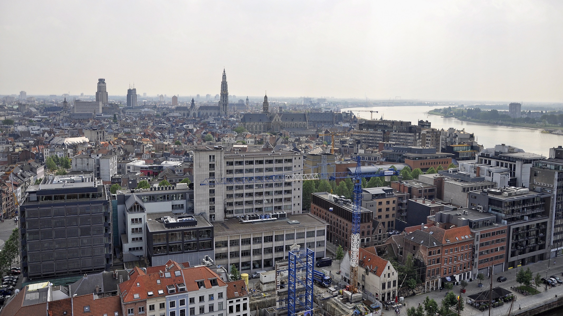 http://commons.wikimedia.org/wiki/File%3AStadszicht_van_Antwerpen_vanaf_het_MAS_30-05-2012_15-29-35.jpg